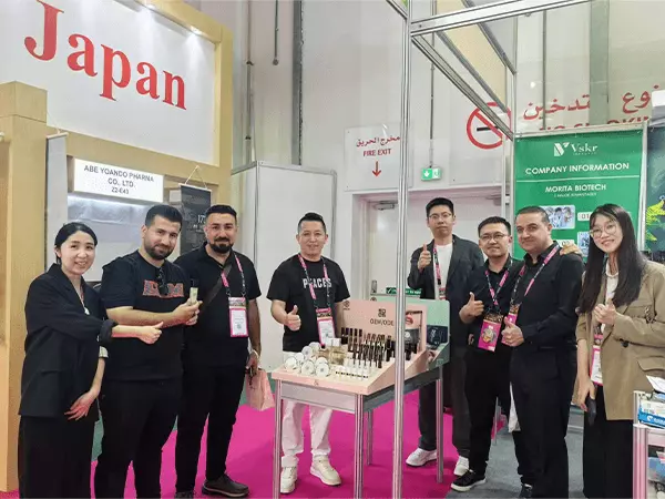 Una fábrica de gel de ducha en Guangzhou posa para una foto con clientes en una exposición.