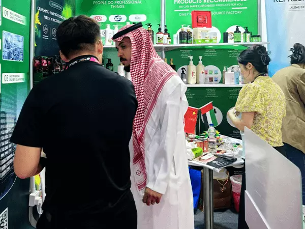Una fábrica de gel de ducha en Guangzhou posa para una foto con clientes en una exposición.