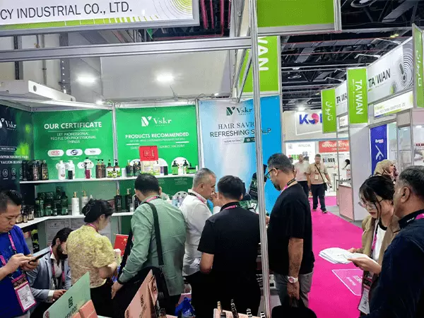 Una fábrica de gel de ducha en Guangzhou posa para una foto con clientes en una exposición.