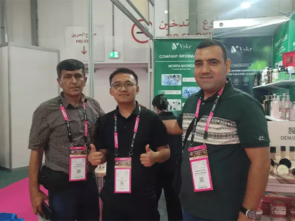 Una fábrica de gel de ducha en Guangzhou posa para una foto con clientes en una exposición.