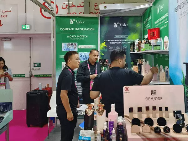 Una fábrica de gel de ducha en Guangzhou posa para una foto con clientes en una exposición.